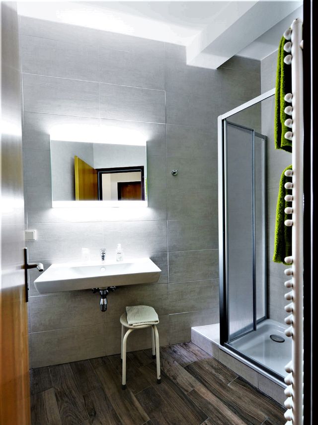 Badezimmer mit Dusche